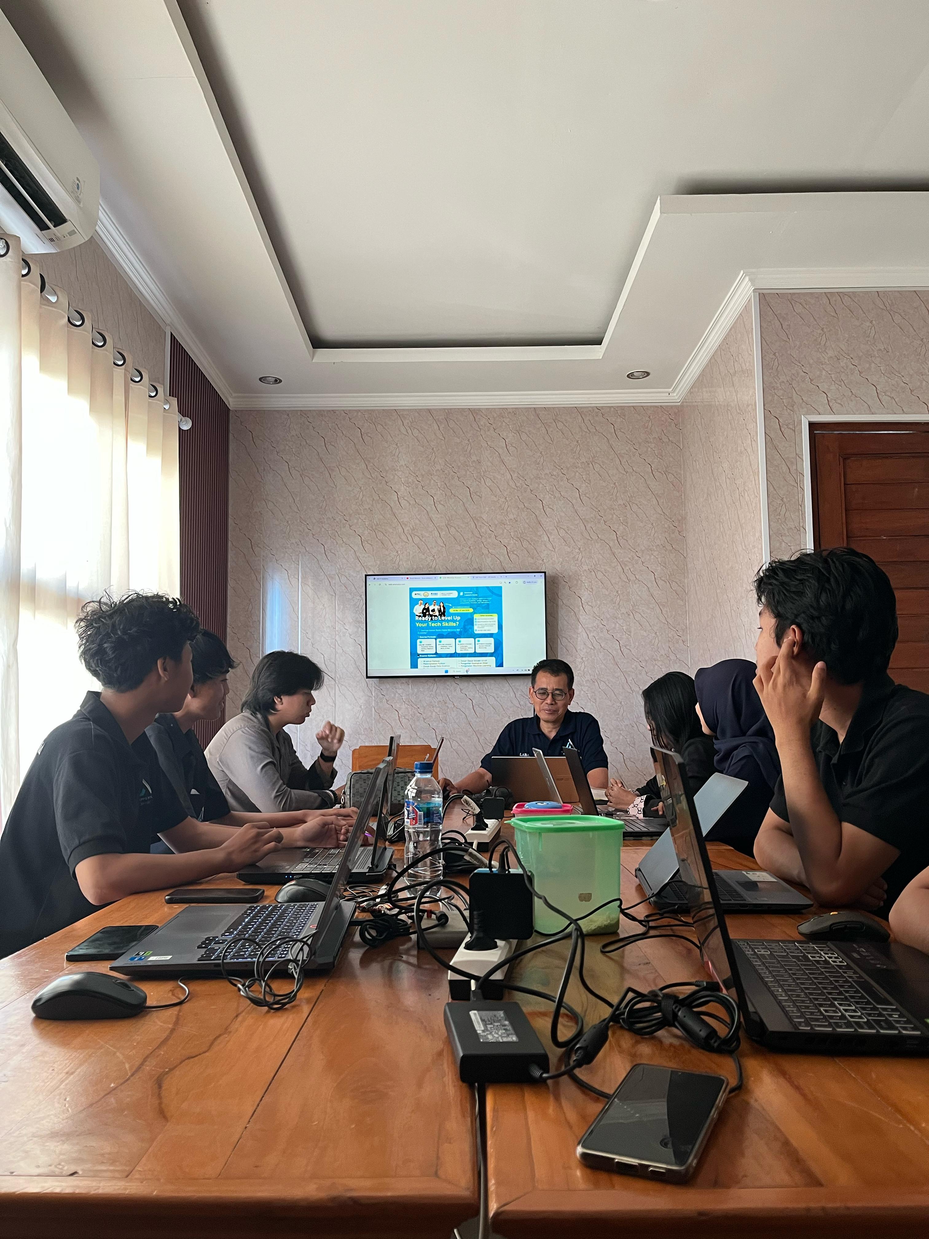 Suasana briefing tim Bali IT Academy saat persiapan peluncuran kursus 2025.